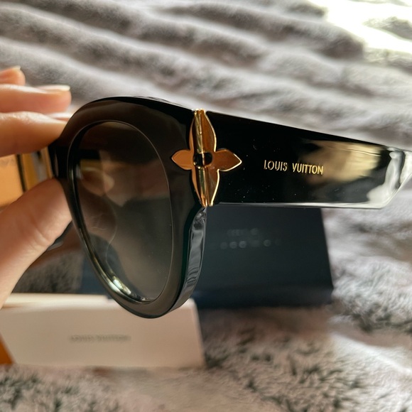 Authentic Louis Vuitton Flower Edge Round Sunglasses - Picture 6 of 14